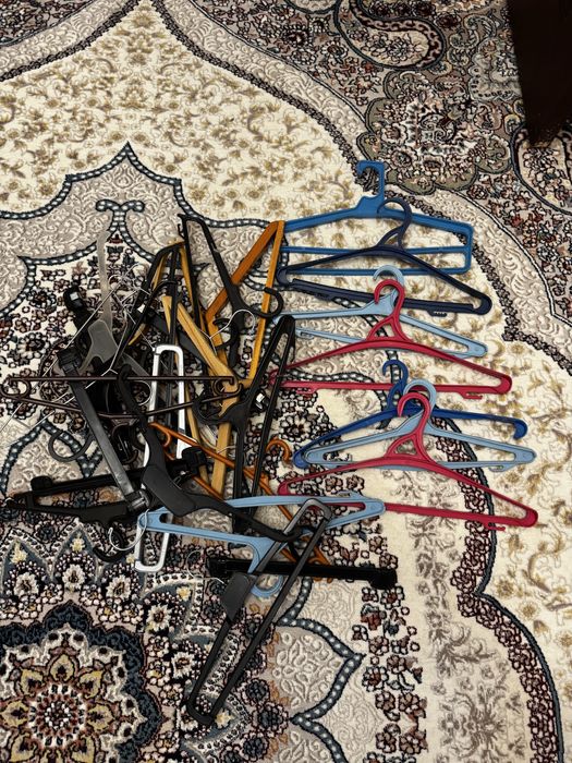 Вешалки разные, железные, деревянные, из прочной пластмассы