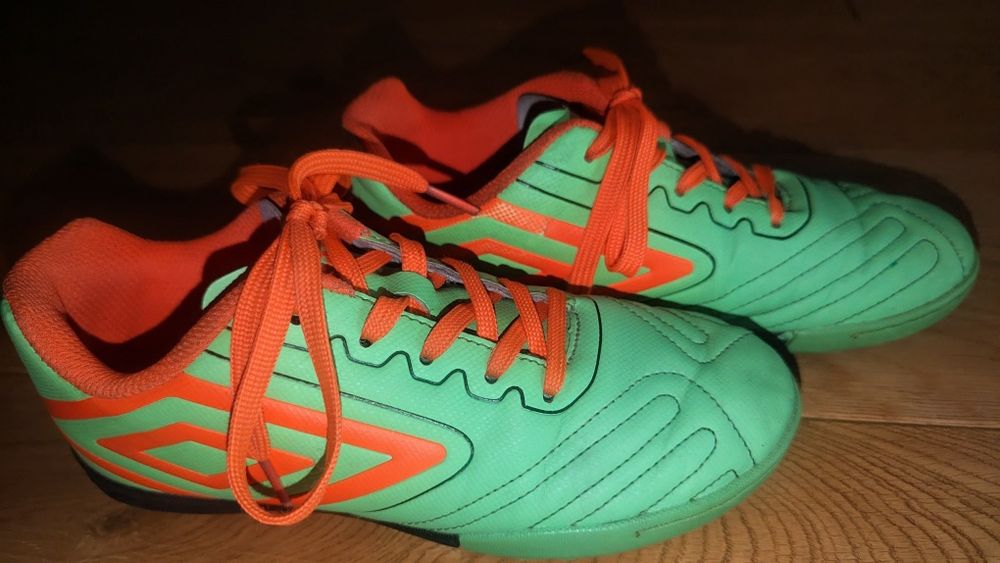 Ghete fotbal Umbro iarba sintetica - nr. 34