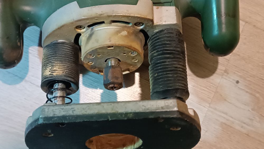 Оберфреза Bosch POF 1400 ACE