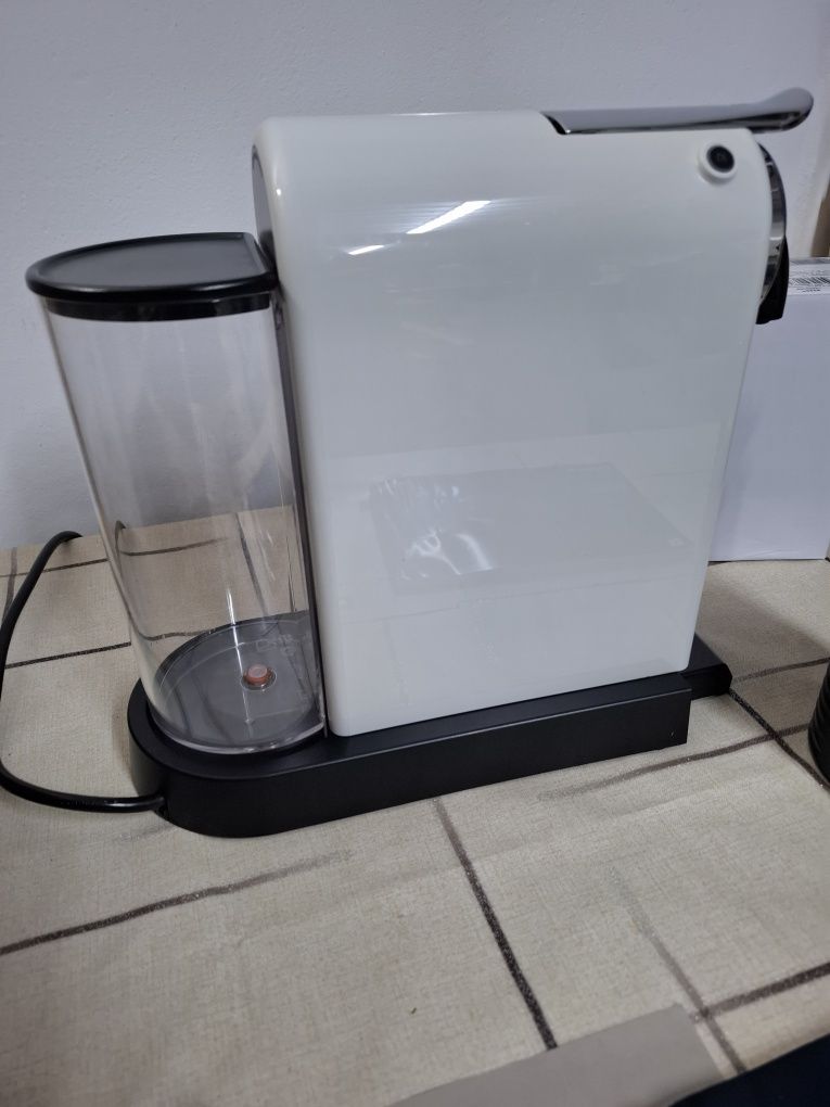 Кафемашина с капсули Nespresso CitiZ и Aeroccino 3,19 bar, 1720W.