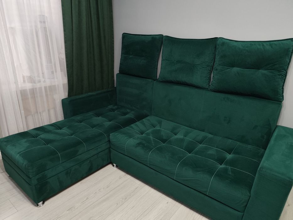 Угловой диван, темно зелёного цвета