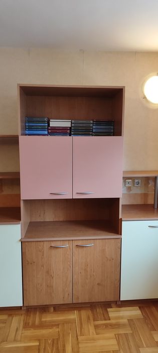 Шкаф с рафтове и вратички.