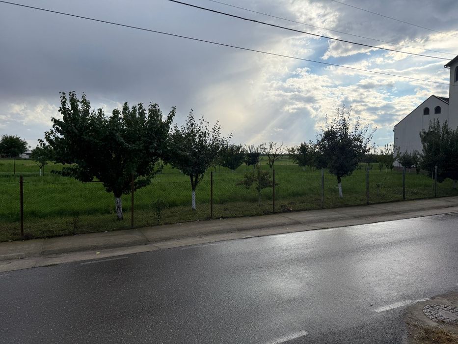 Vând teren intravilan în Mădăras