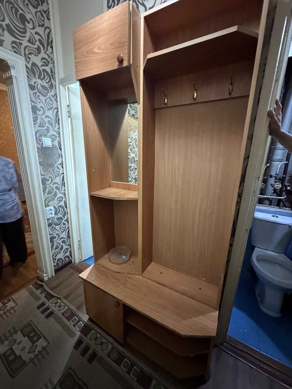 сервант, прихожка, дверь - 3 штуки (сервант, фойе жиҳози, 3 та эшик)
