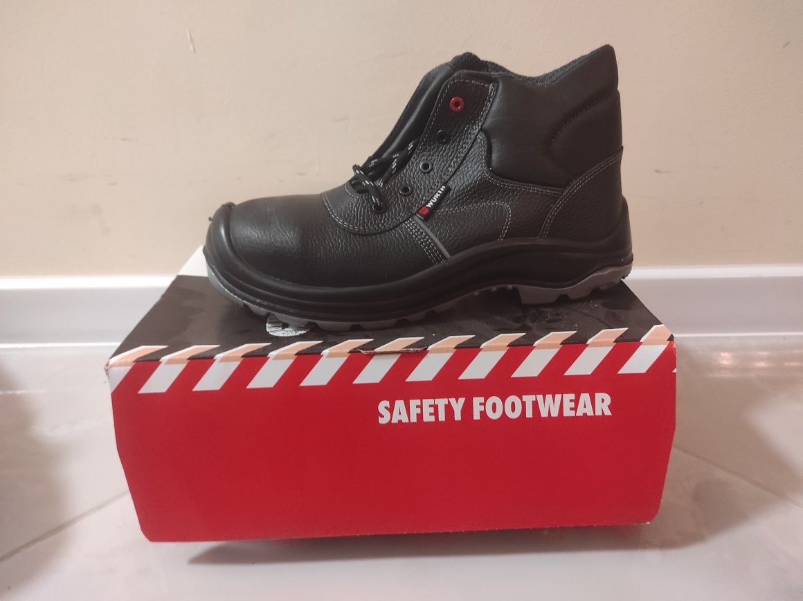 Работни обувки със защита