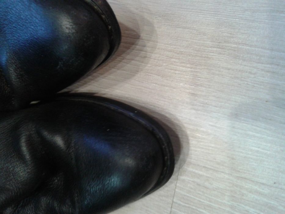 Удобни черни ботуши № 39,естественна кожа.