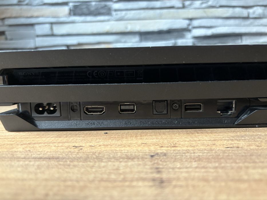 PlayStation 4 Pro с 10+ игри