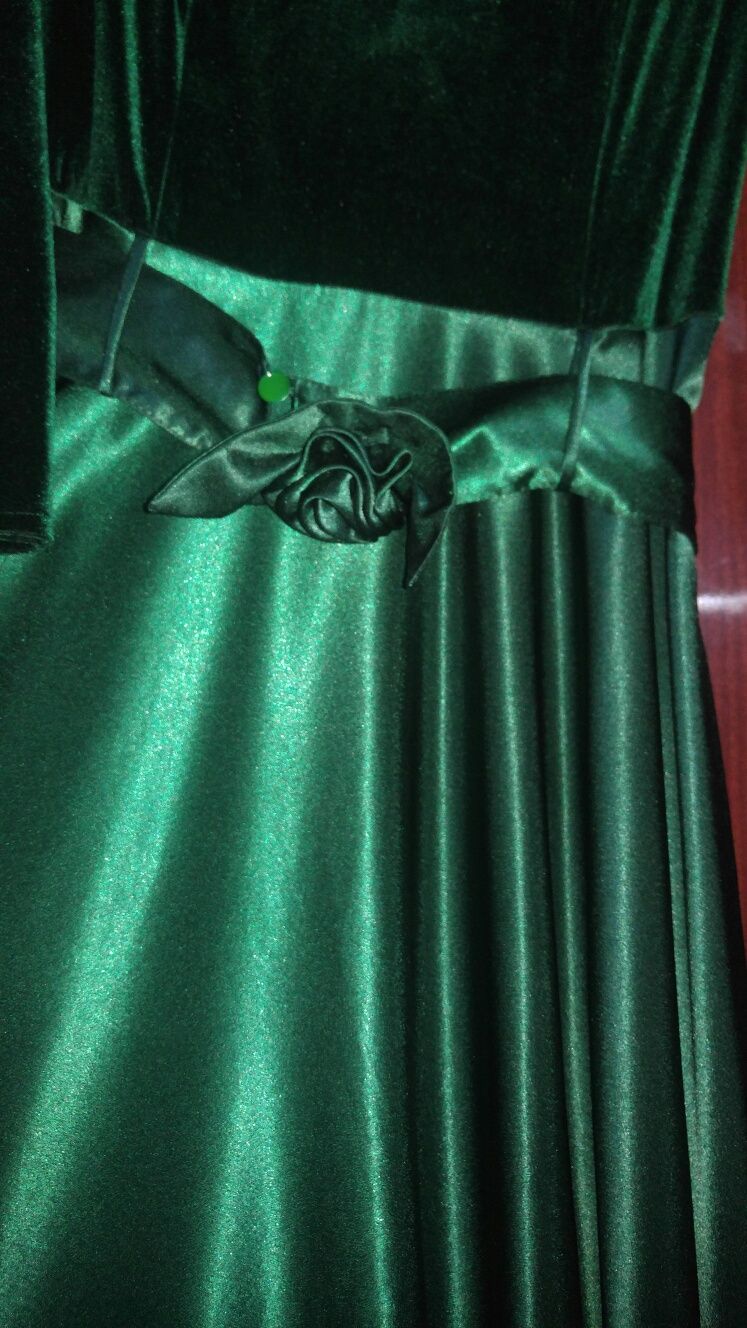 Зелёное платье с длинным рукавом 3/4  и юбкой солнце клёш