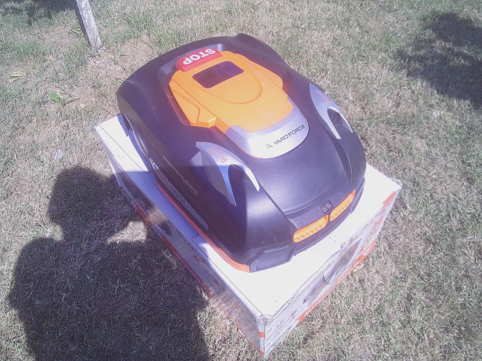 Robot gazon tuns iarba yard