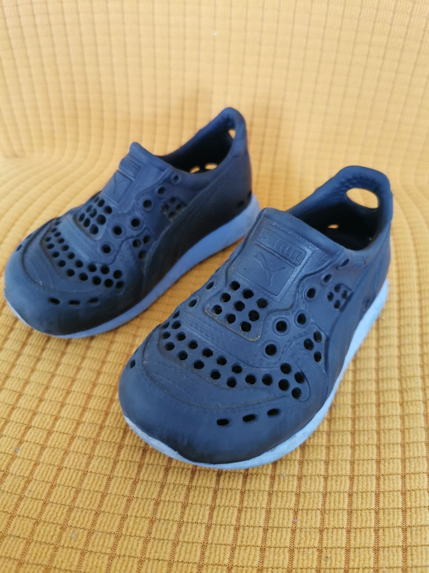 Adidași Puma marimea 5 U. K cu gaurele