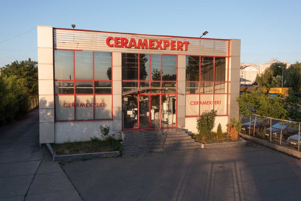 VAND depozit TIP SHOWROOM si  teren