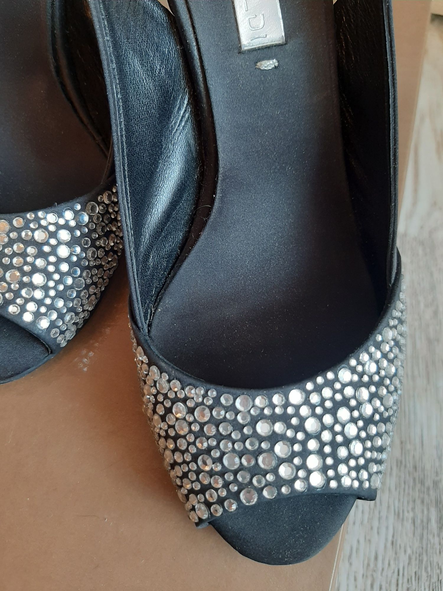 Луксозни сандали със сваровски кристали!