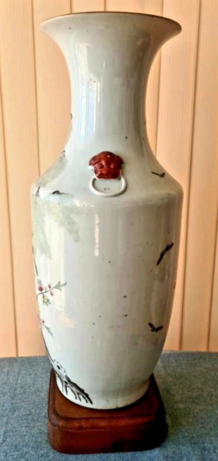 Порцеланов китайска ваза от 19-ти век украсена с птици.