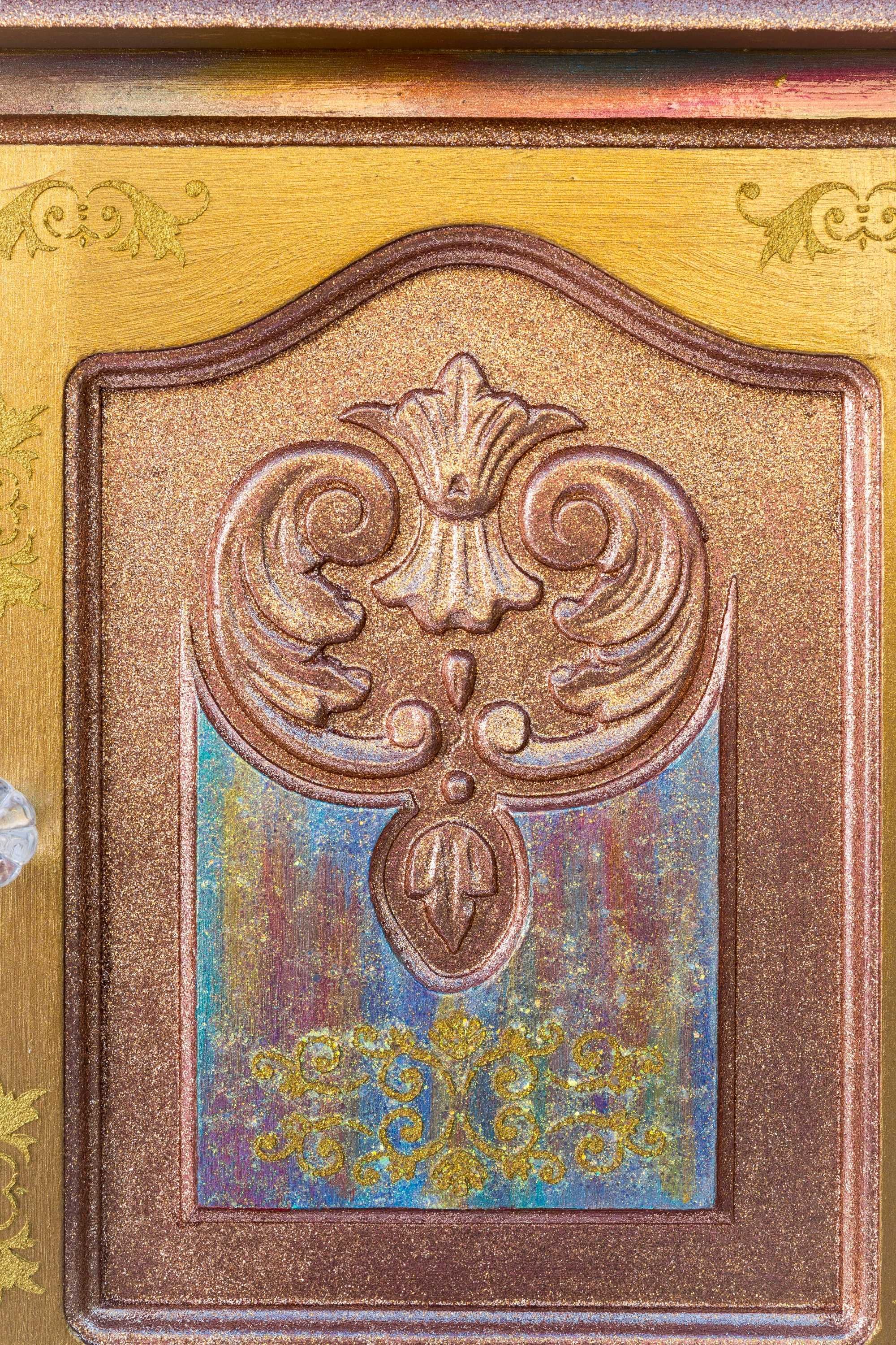 Ръчно рисуван дъбов скрин. Богата златна декорация в различни нюанси.