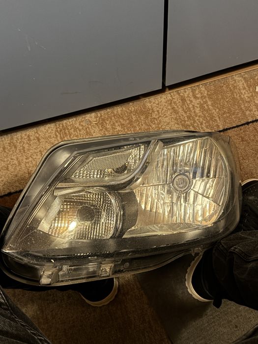 VW CADDY 2011г.Предни фарове