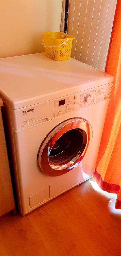 Продавам лична пералня MIELE SOFTRONIC  W408