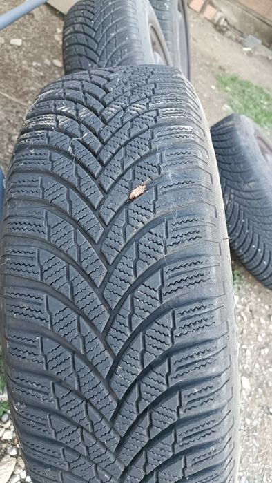 Vând 4 roți de iarnă 195/65/R15 cu capace originale Renault