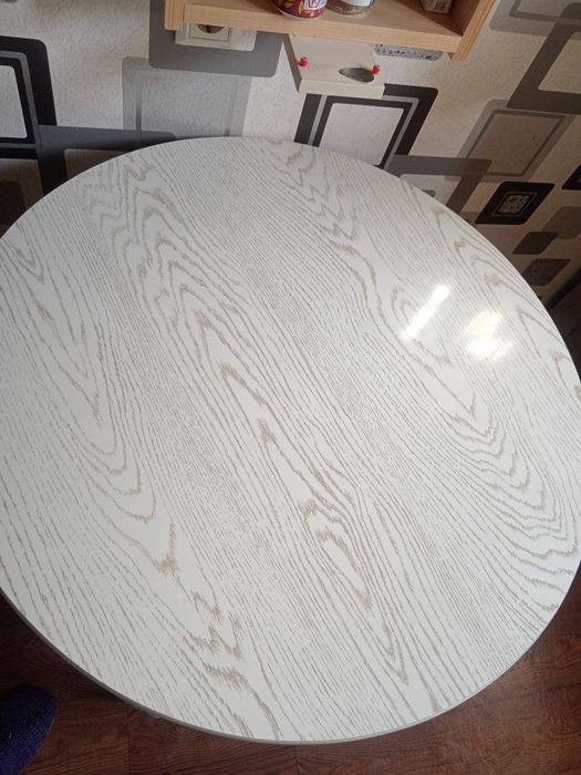 Комплект: обеденный стол и 4 табурета