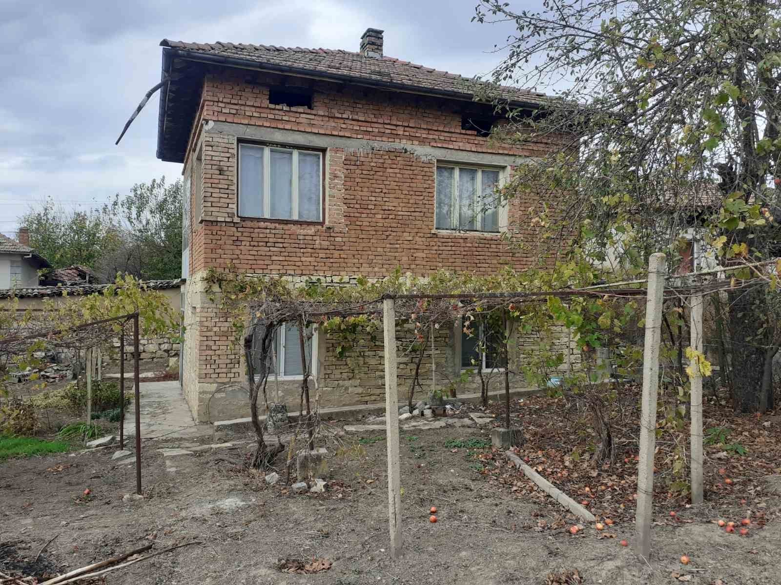 Продавам къща в село копривец