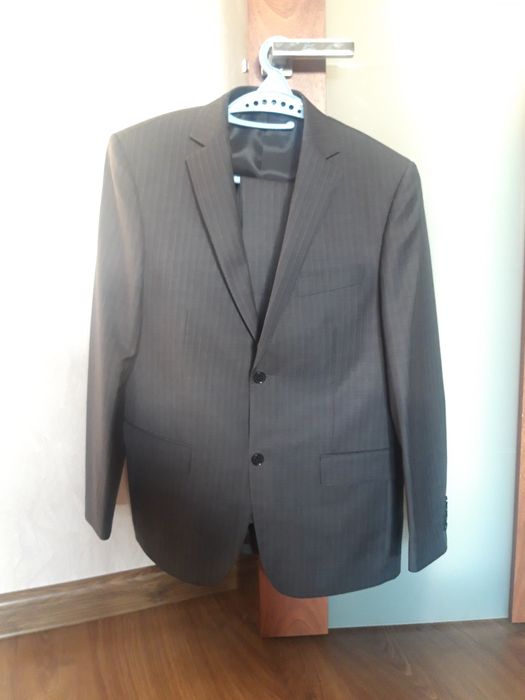 Мужской тёмный костюм