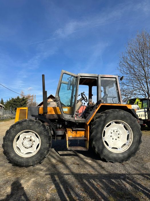 Vînd tractor Renault