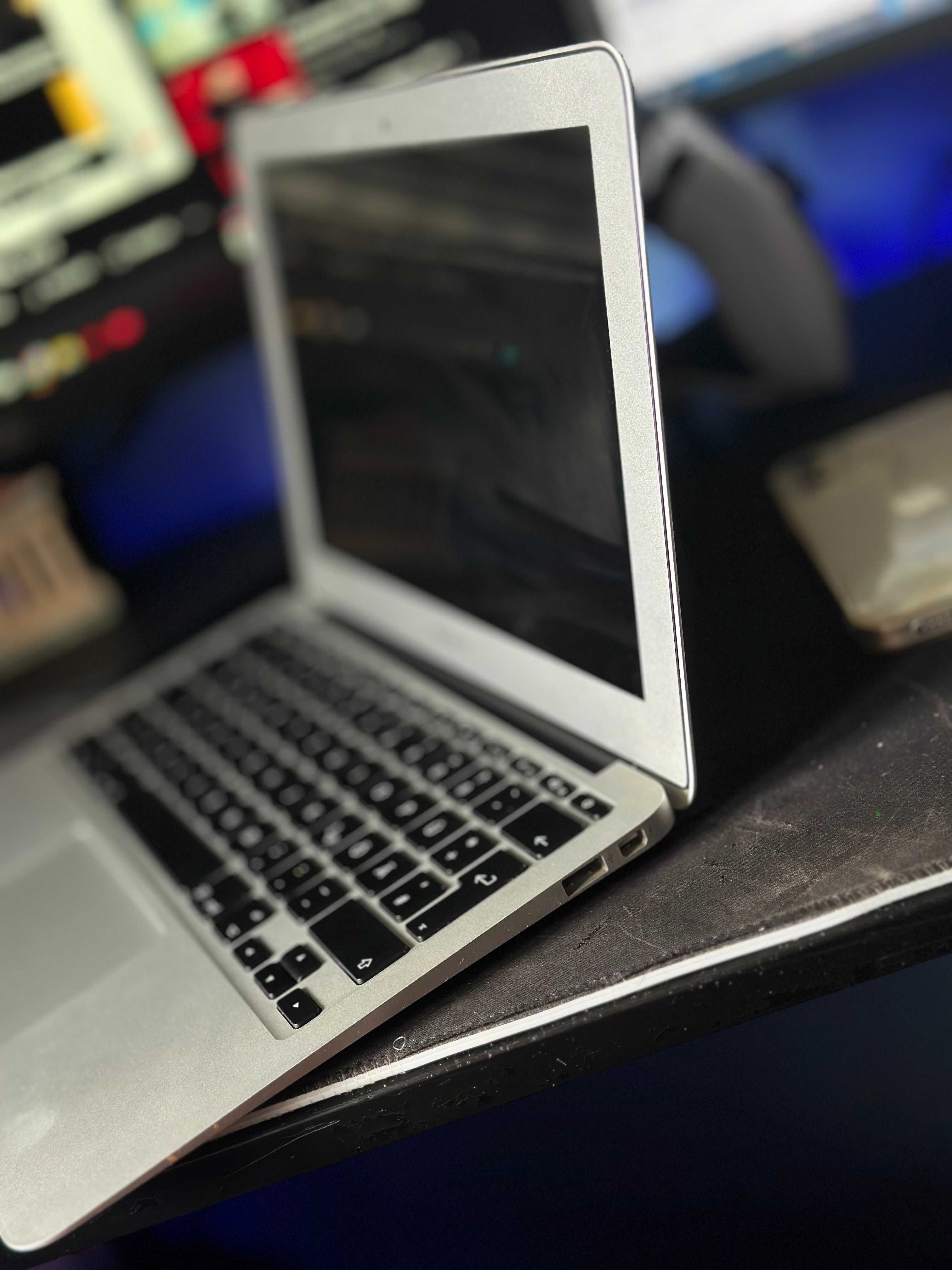 MacBook Air 11" Mid 2011, 64GB, nu se aprinde