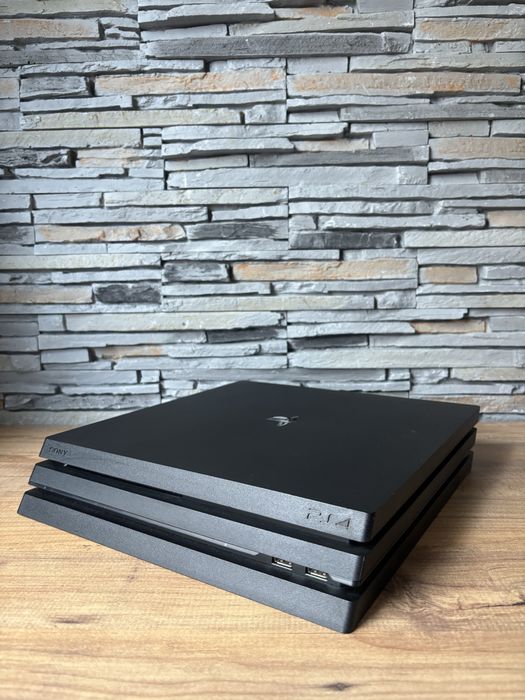 PlayStation 4 Pro с 10+ игри