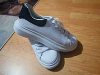 Adidași albi model McQueen