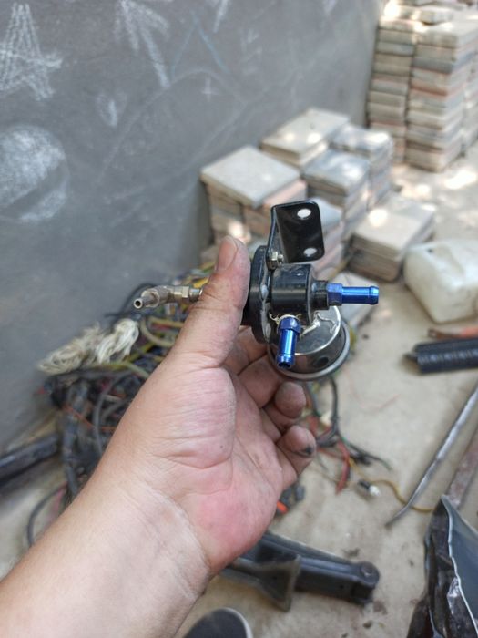 Регулятор давления топлива наружний.