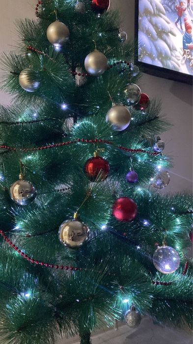 Продам елку с игрушками и гирляндой