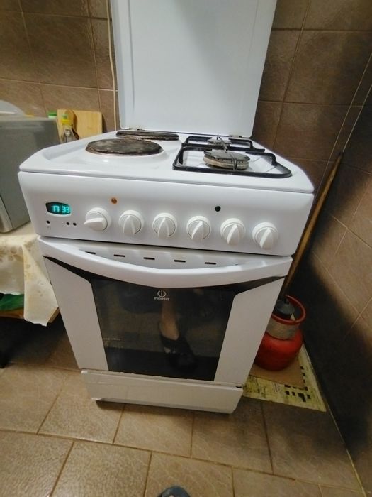 Готварска печка с фурна с котлони на газ  индезит.