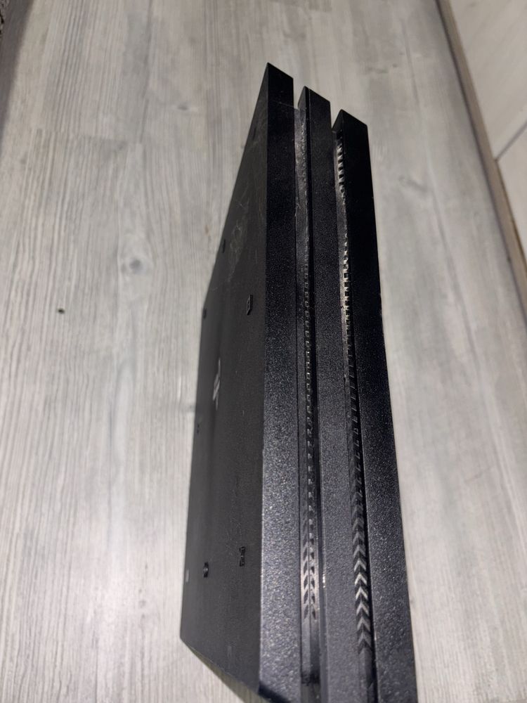 Vand ps 4 pro cu 3 jocuri