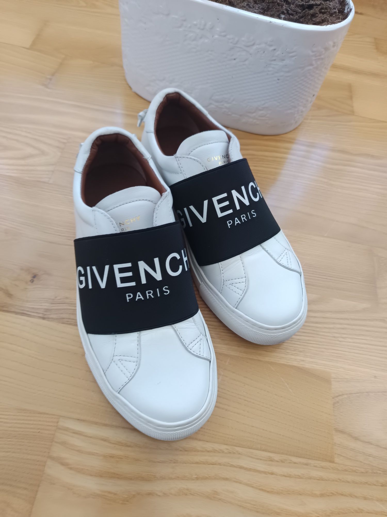 Vând adidași Givenchy  37