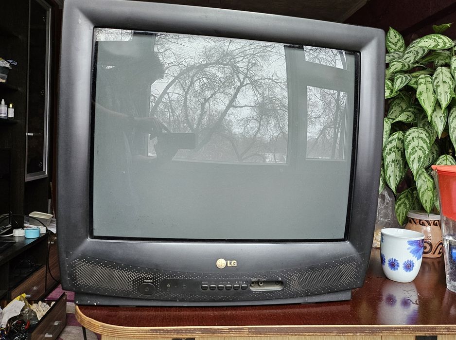 Телевизор LG CF21F80 кинескопический, торг уместен.