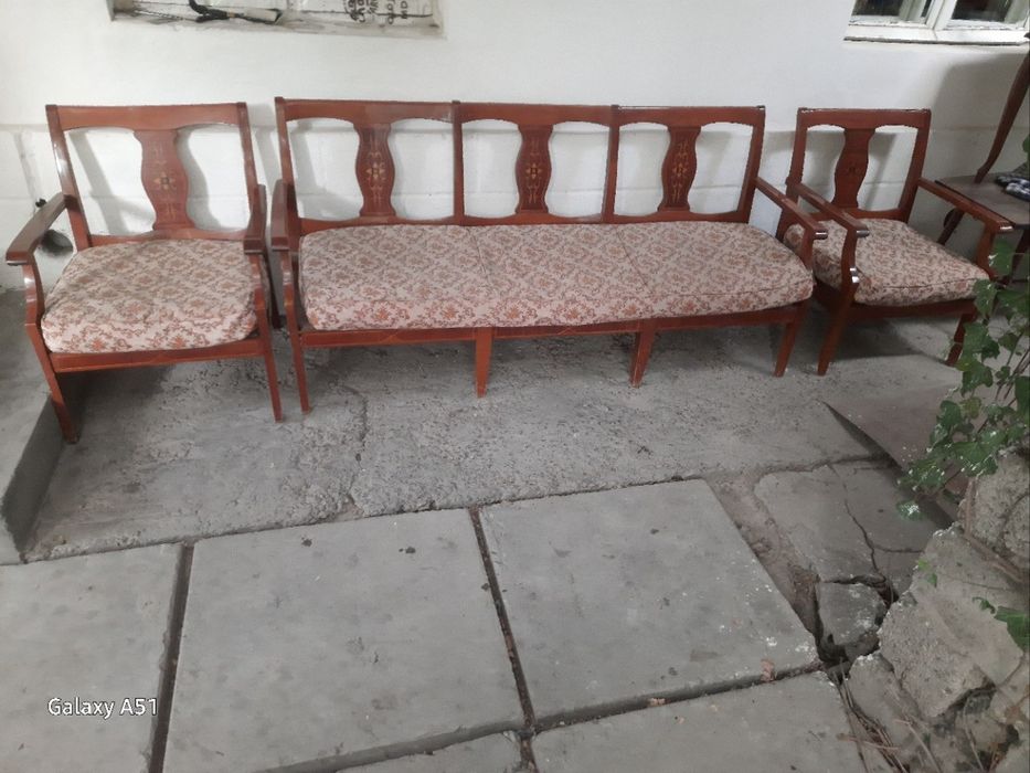 Продается диван и два кресла