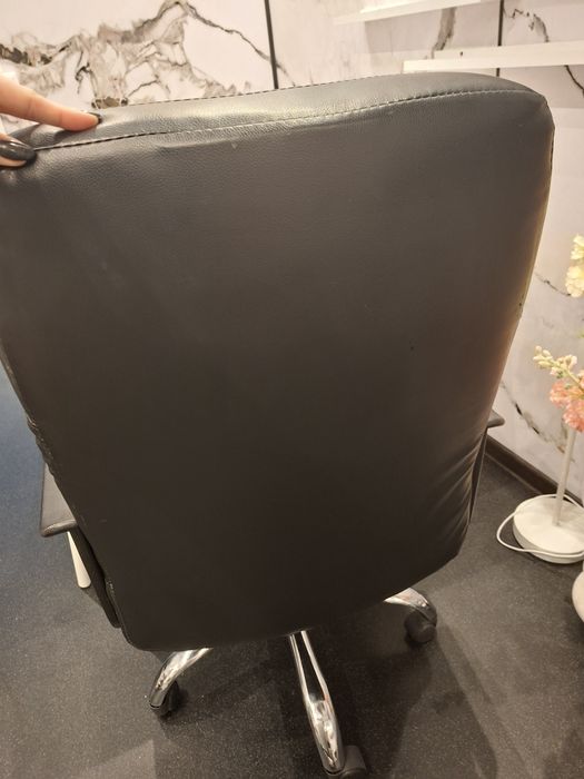 Кожен стол. Без забележки по кожата.