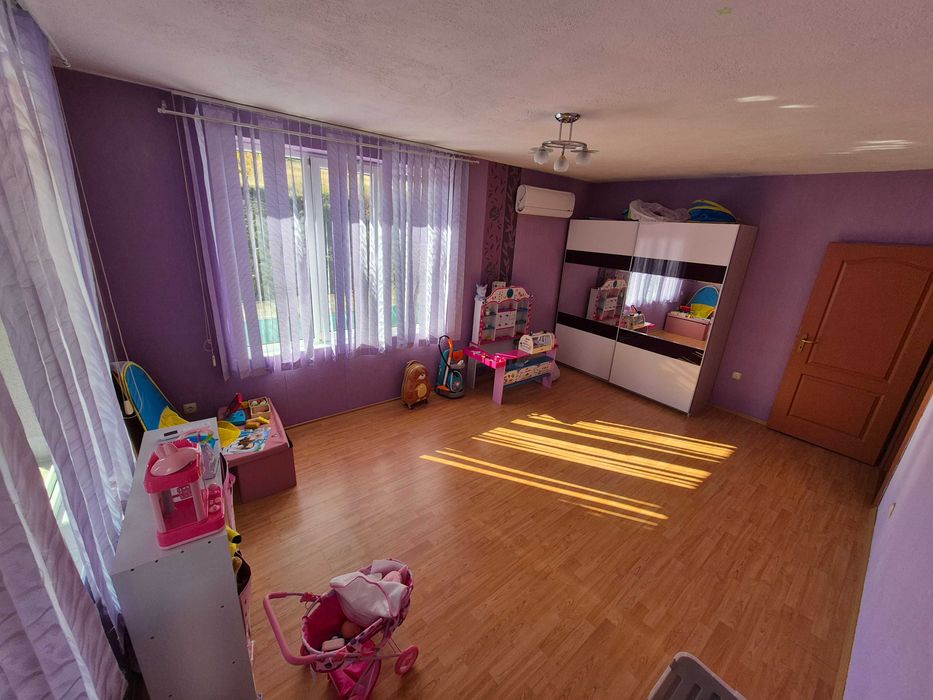 Многостаен етаж от къща, 160кв, полу-обзаведен, двор и паркомясто