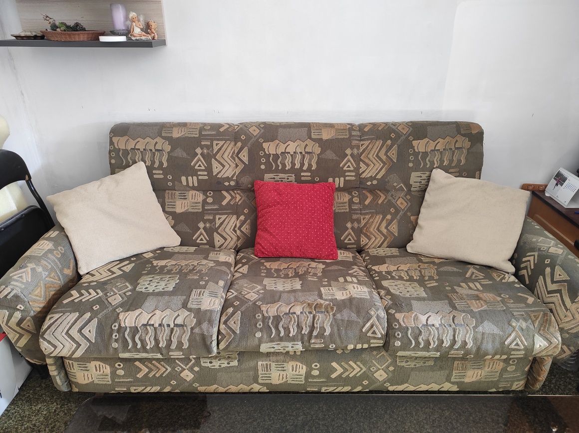 Мека мебел: диван, кресло и табуретка