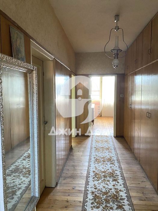 Двуетажна къща с двор в гр. Айтос