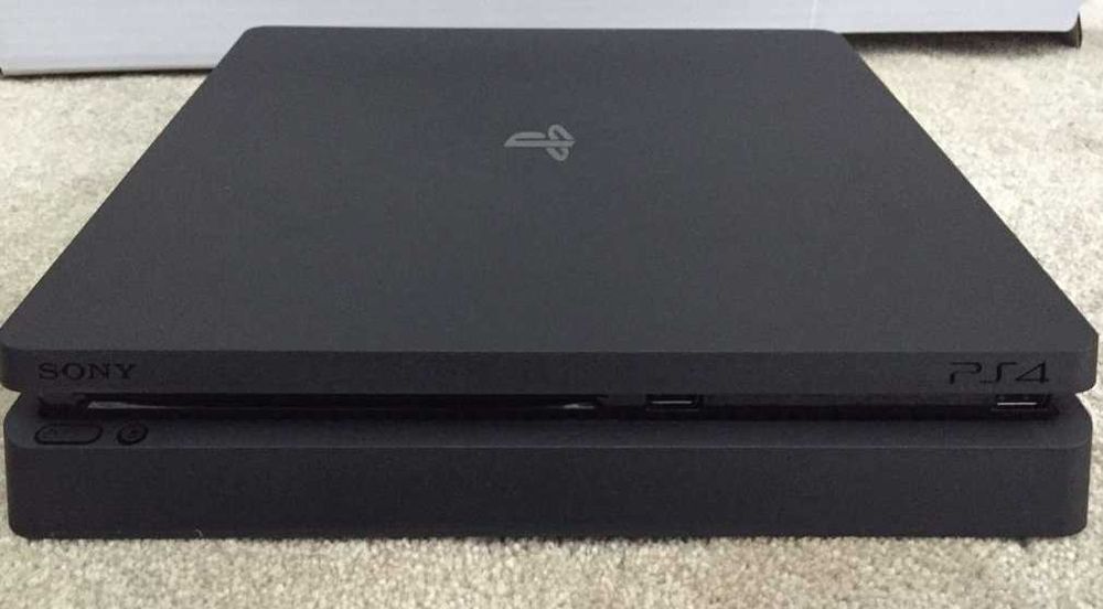 Продаю PS4 Slim с играми и двумя джойстиками