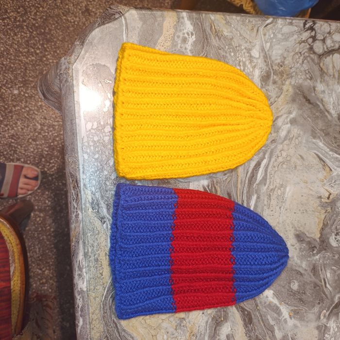 De vânzare căciuli monocolor și multicolor la prețuri accesibile