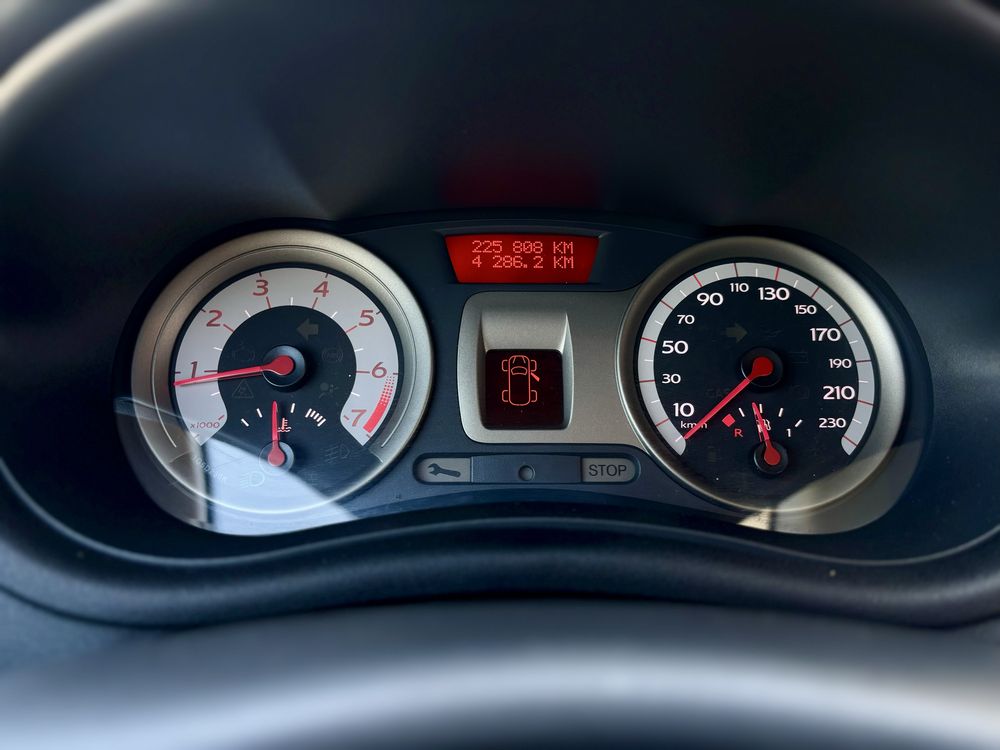 Renault Clio 3 Initiale Paris 1.6 16V 2006