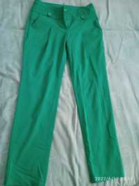 брюки зеленого цвета