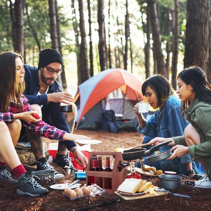 Suport din lemn de pin pentru 6 sticle de 0.33L cu deschizator lateral