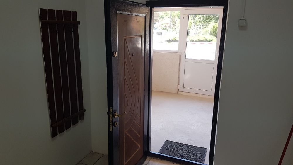 Casa din caramida si curte