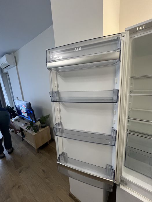 Хладилник за вграждане AEG