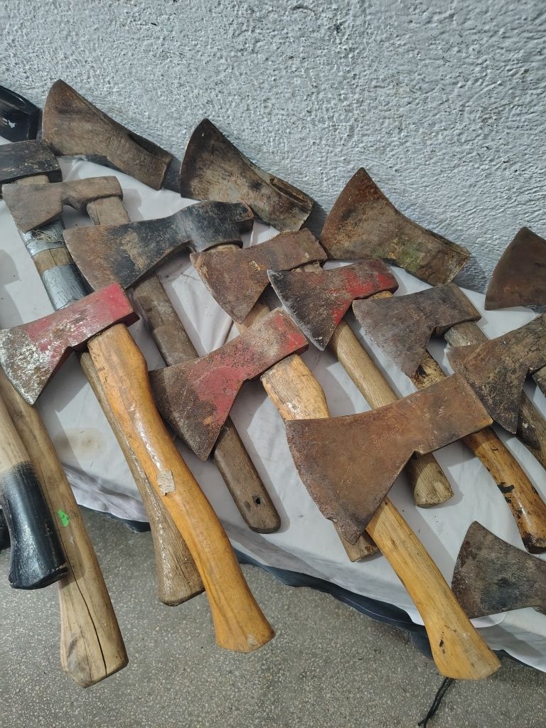 Topoare diferite mărimi cu sau fara coada.
