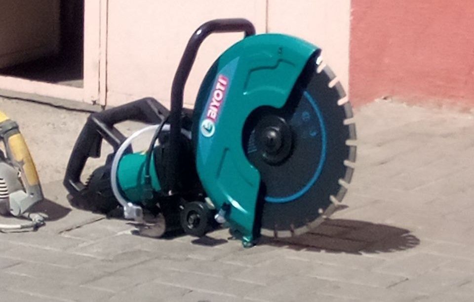 beton kesish, teshish, buzish va quyish. benzopelada o'tin kesish