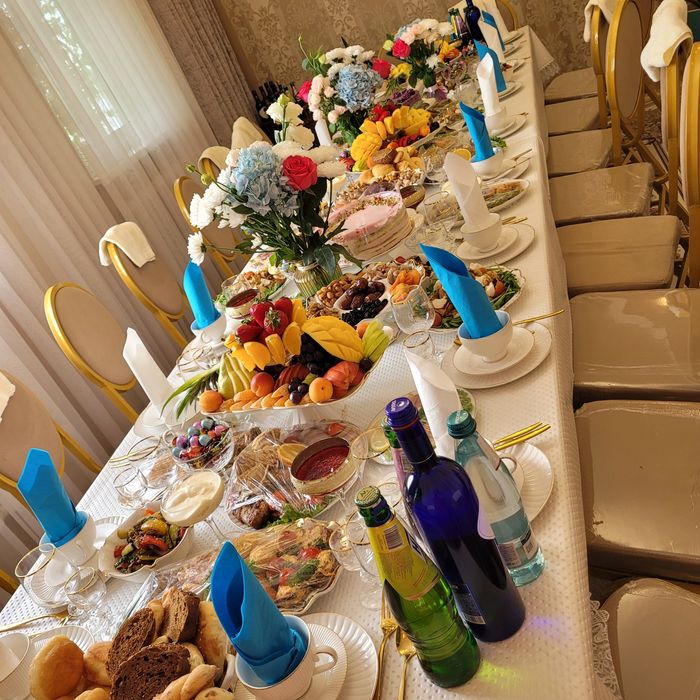 Аренда стол столов. Бесплатная доставка и скатерть