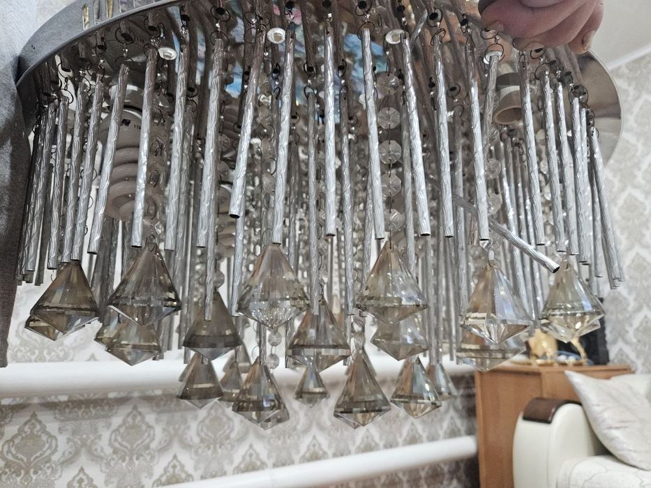 Продам люстру в зал